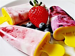 Jahodová zmrzlina: Rozmixujeme 200g bílého jogurtu s jahodami, pidáme...