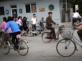 DOVOLENÁ V KLDR. Lidé v severokorejském Wonsanu se na konci pracovního dne...