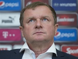 Trenr fotbalov reprezentace Pavel Vrba na tiskov konferenci.