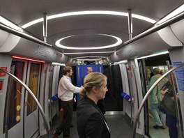 Designov vrazn osvtlen prostoru pro cestujc je eeno technologi LED...