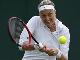 esk tenistka Petra Kvitov ve wimbledonskm souboji s Rumunkou Soranou...