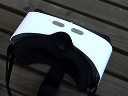 Brýle jsou na první pohled Gear VR hodn podobné, psobí vak bytelnjím...