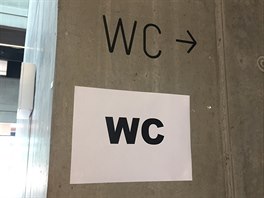 Kdyby to nebylo jasné, tudy se jde na WC. Fakulta architektury VUT.