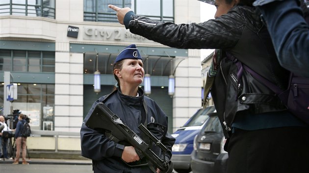 Centrum Bruselu ochromil policejn zsah proti mui, kter tvrdil, e m na sob sebevraedn ps (21. ervna 2016)