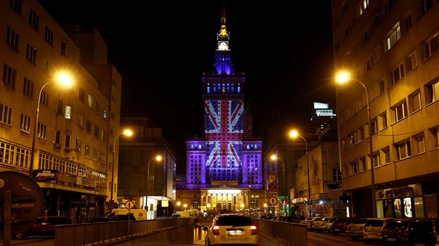 Hlasuje pro setrvání. Obí Union Jack na varavském Paláci kultury a vdy (21....