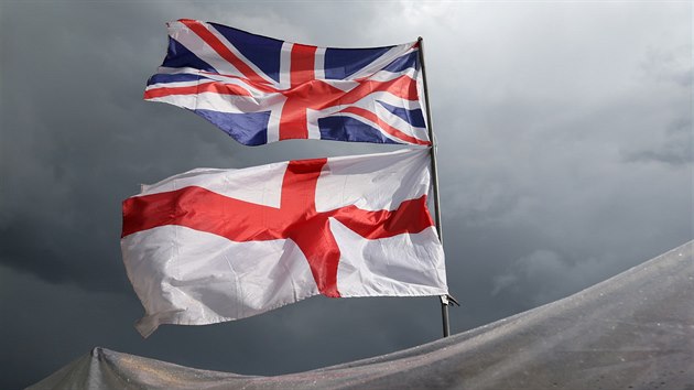 Britsk a anglick vlajka na stnku se suvenry v centru Londna  (25. ervna 2016)