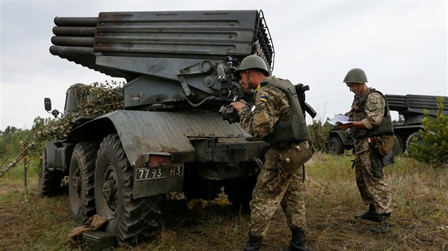 Raketomet grad na cvien ukrajinsk armdy nedaleko msta ernihiv na severu Ukrajiny (22. ervna 2016)