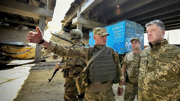 Ukrajinsk prezident Petro Poroenko na nvtv jednotek ve vesnici Pisky zpadn od Doncku (24. ervna 2016)