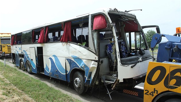 Slovensk autobus havaroval na srbsk dlnici mezi mstem Aleksinac a obc Raanj (24.6.2016).