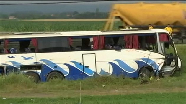 Slovensk autobus havaroval na srbsk dlnici mezi mstem Aleksinac a obc Raanj (24.6.2016).