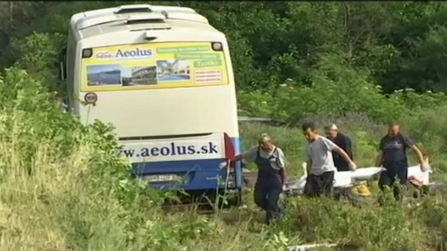 Slovensk autobus havaroval na srbsk dlnici mezi mstem Aleksinac a obc Raanj (24.6.2016).