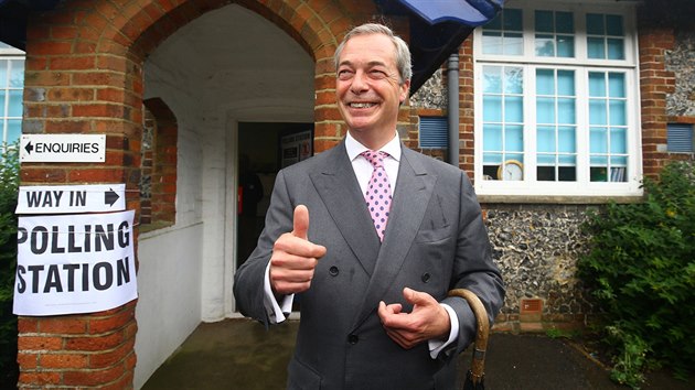 Nigel Farage, ldr Strany nezvislosti Spojenho krlovstv, hlasuje ve mst Biggin Hill. (23. ervna 2016)