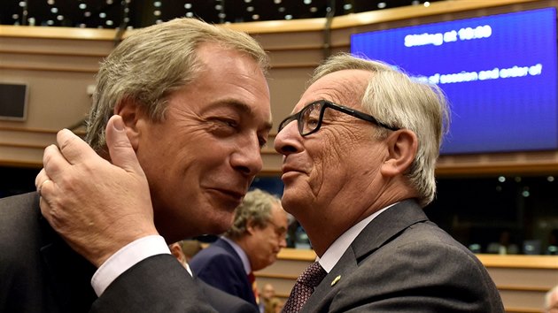 Pedseda Evropsk komise Jean-Claude Juncker vt ldra britsk euroskeptick strany Nigela Farage na summitu EU v Bruselu (28.6.2016).