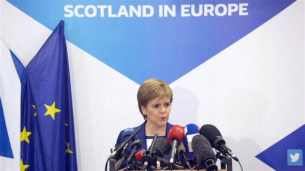 Skotská premiérka Nicola Sturgeonová na tiskové konferenci v Bruselu...