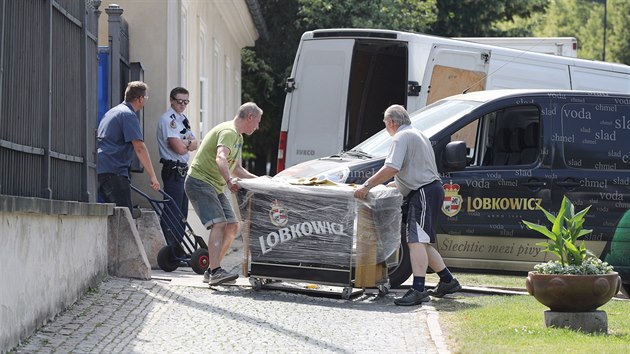 Prezidentv poradce Martin Nejedl si na oslavu svch padestin pronajal Krlovskou zahradu a Letohrdek krlovny Anny na Praskm hrad. Hradn prostory zstaly zabednn, aby na hosty nebylo vidt (24. ervna 2016).