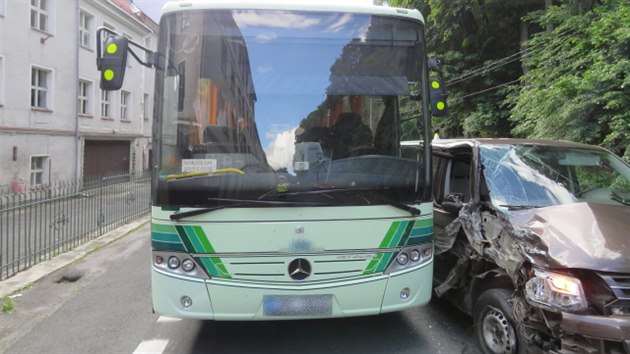 idi naboural do stojcho autobusu.