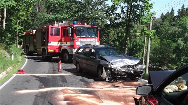 idie oslnilo slunce, eln narazil do protijedoucho auta.