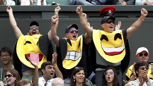 Na Wimbledonu zaujali hned prvn den tito ti fanouci obleen jako emotikony.