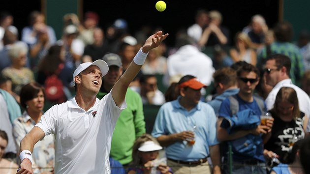 Americk tenista Sam Querrey bojuje v 1. kole Wimbledonu s Lukem Rosolem.