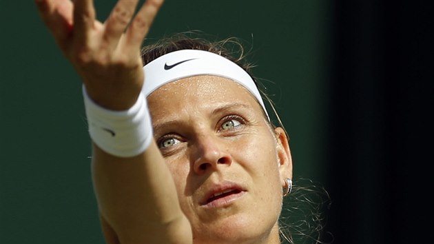 esk tenistka Lucie afov podv v utkn 1. kola Wimbledonu.