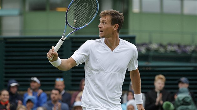 esk tenista Tom Berdych zdrav divky po postupu do 2. kola Wimbledonu.