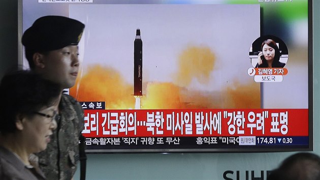 Jihokorejci v Soulu sleduj start severokorejsk rakety (22.6.2016)