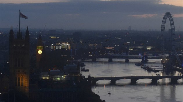 Zatmco nad Londnem svt, Britnie st posledn hlasy.