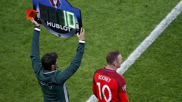 KAPITN NA PLAC. Wayne Rooney zashl do duelu se Slovenskem jako stdajc hr.