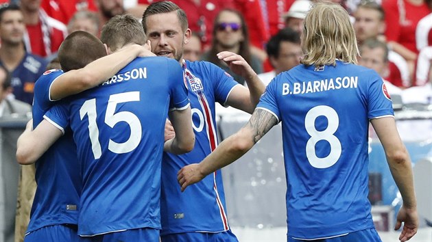 ZA POSTUPEM! Fotbalist Islandu vykroili v prvnm poloase zpasu proti rakousku za postupem do osmifinle, trefil se Jn Bdvarsson.