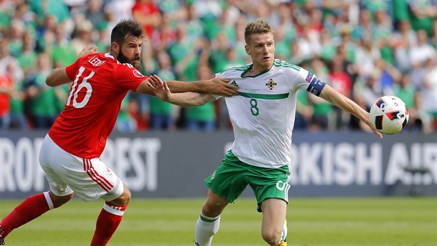 Joe Ledley, zlonk Walesu (vlevo) se pokou zastavit kapitna Severnho Irska Stevena Davise.