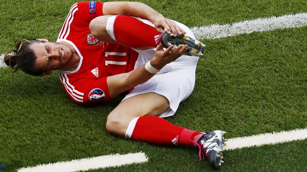Velsk hvzda Gareth Bale po jednom z mnoha souboj se severoirskmi fotbalisty.