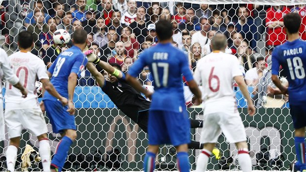 Italsk kapitn a brank Gianluigi Buffon vyr stelu panlskho obrnce Gerarda Piquho (mimo zbr).