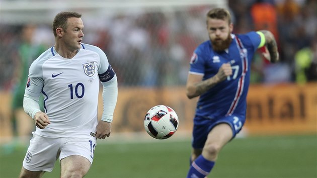 Anglick kapitn Wayne Rooney v zpase s Islandem.