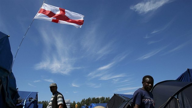 Na vsledky britskho referenda ekali tak uprchlci v tboe Dungle ve francouzskm Calais. Na mnoha mstech se objevily npisy nebo anglick vlajky (24. ervna 2016).