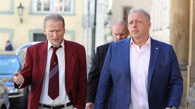 Ministr vnitra Milan Chovanec (vpravo) na cest do Snmovny, kde probíhá...