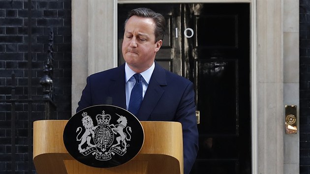 Britsk premir David Cameron oznmil, e kvli brexitu na podzim rezignuje. (24. ervna 2016)