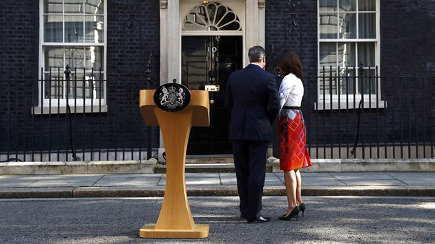 Britsk premir David Cameron oznmil, e kvli brexitu na podzim rezignuje. U jeho projevu ped sdlem na Downing Street byla i jeho manelka Samantha. (24. ervna 2016)