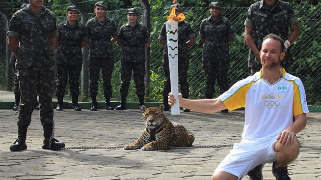 Brazilsk fyzioterapeut Igor Simoes Andrade  pzuje s pochodn a jagurem v zoo v Manaus (20. ervna 2016).