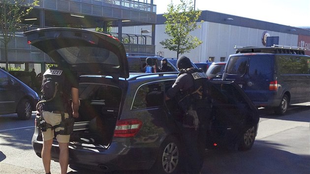 Zsahov jednotka nmeck policie zasahovala proti ozbrojenci v kin v Viernheimu v Hesensku (23. ervna 2016).