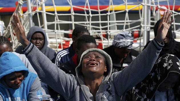 Migranti, kter zachrnila lo organizace MOAS u beh Libye (23. ervna 2016).
