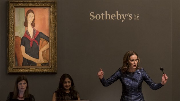 Obraz od italskho male Amadea Modiglianiho Jeanne Hebuterne v ervenm tku se vydrail za 38,5 milion liber (zhruba 1,3 miliardy korun).
