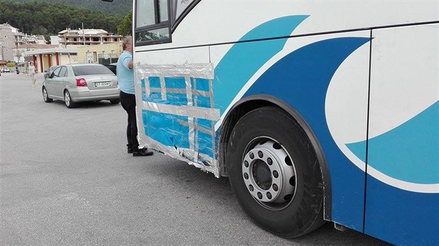 Autobus byl ped odjezdem z ecka takto provizorn vyspraven plachtou a lepic pskou, vidli cestujc.