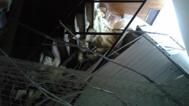 V Karvin se ztila stecha budovy tlocviny  patc ke Stedn kole techniky a slueb (24. ervna 2016).