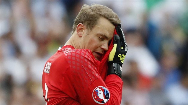 Nmeck glman Manuel Neuer bhem utkn proti Severnmu Irsku.