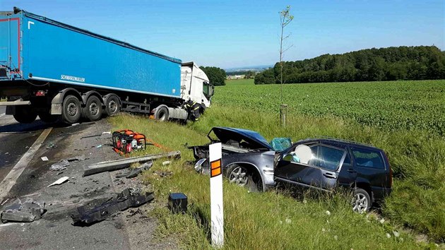 Stet osobnho a nkladnho automobilu na silnici I/35 nepeili u Gajeru dva lid.