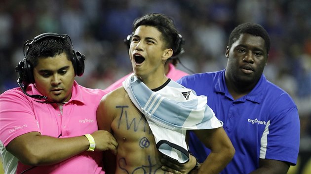 Fanouek Argentiny vbhl na hit v semifinlovm zpase Copy Amrica proti USA.