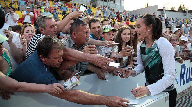 Jelena Isinbajevov slav vtzstv s fanouky na ruskm ampiontu v eboksarech.