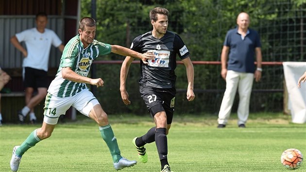 PPRAVA. Vojtch Kubista (vpravo) odehrl v sobotu pi vhe 1:0 nad Bohemians prvn poloas.