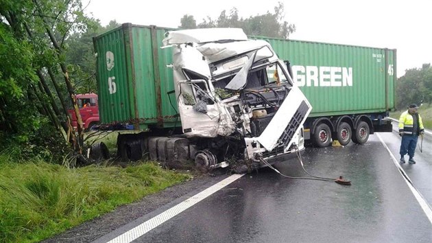 Nehoda kamionu a nkladnho automobilu u tok na Havlkobrodsku.