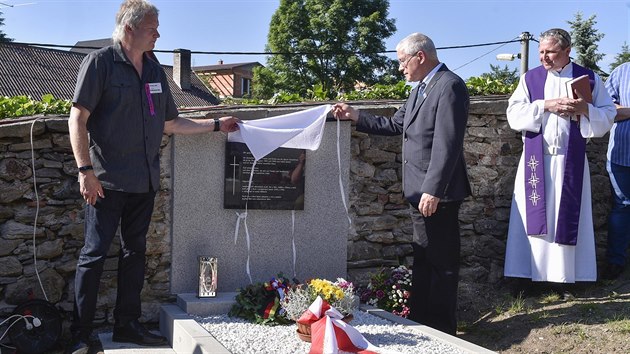 Odhalen pietnho msta pipomnajcho osudy stovek po vlce odsunutch Nmc, kte nepeili takzvan pochod smrti.